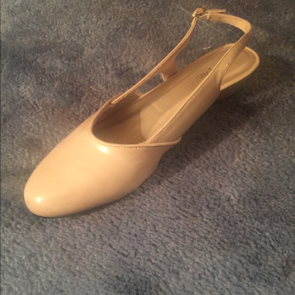 Woman’s shoe size 9.5